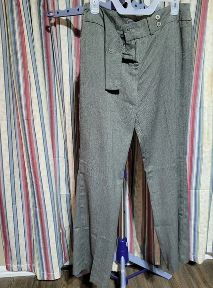 (2945) Gloria Vanderbilt. Women's, Grey, Size 6, Dress Pants, Slacks. (2945) Gloria Vanderbilt. Women's, Grey, Size 6, Dress Pants, Slacks.